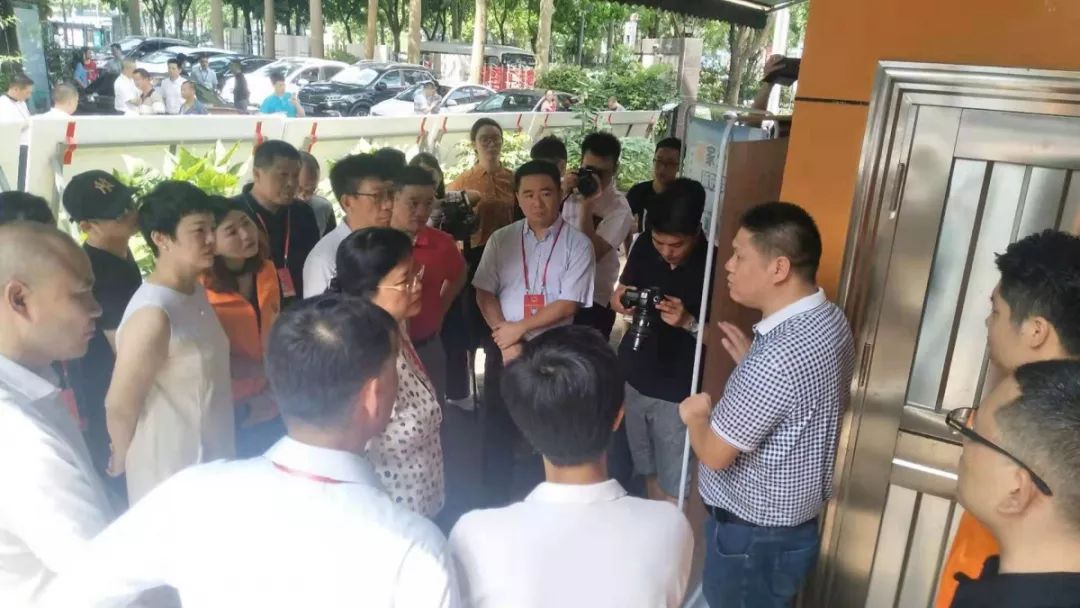 深圳龙华区杜玲,街道领导带队检查垃圾分类工作