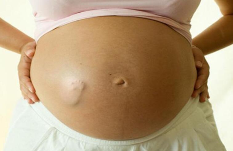 为什么到了孕晚期胎儿晚上动得多,孕晚期胎动影响睡觉