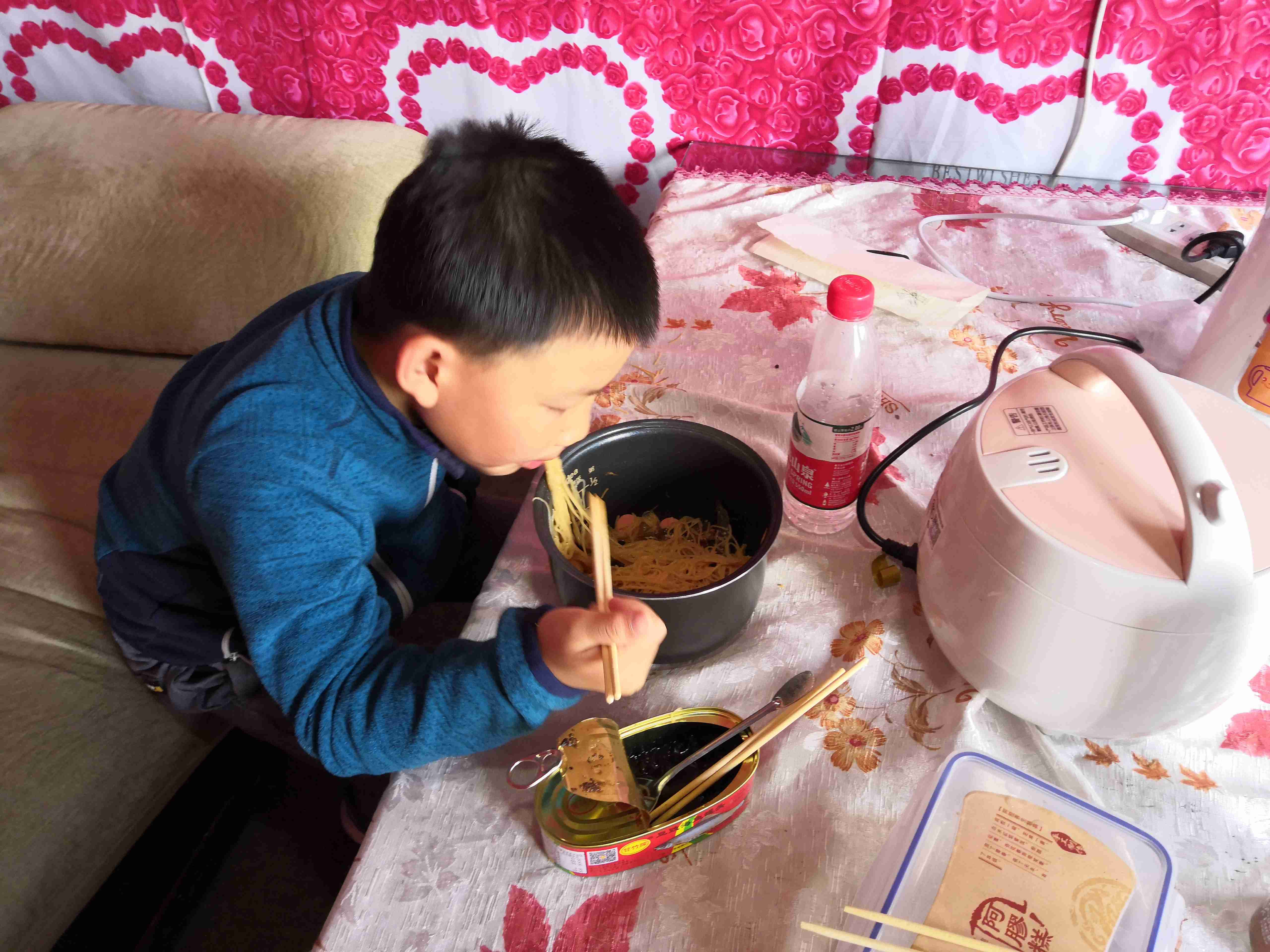 与*疆新**旅店老板共餐，直夸我土豆丝炒的好吃，后请我吃羊肉大餐