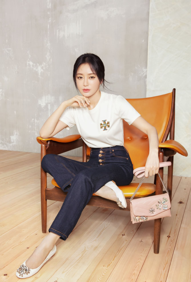 秦岚穿雨衣视频,秦岚白色雨衣图片