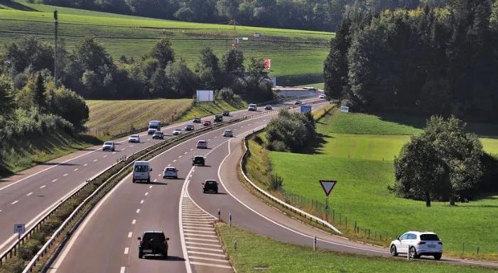 高速限速80，开到89违规吗？交警：记不住，3本驾照都不够扣