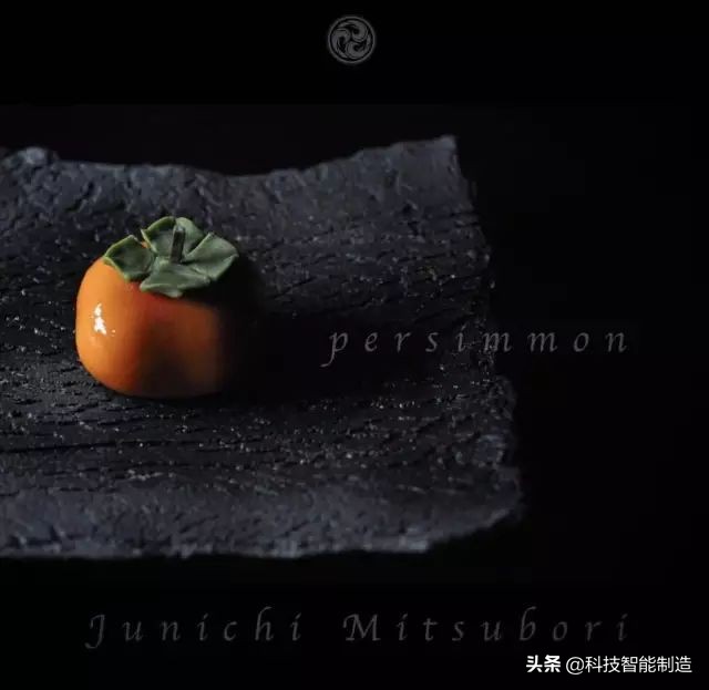 他说自己不是日本匠人，而是和果子艺术家，他做的和果子不忍吃掉