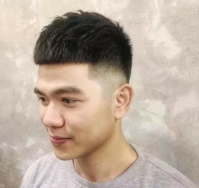 男生头发多还硬想留偏长的发型,男生头发往上翘适合什么样的发型