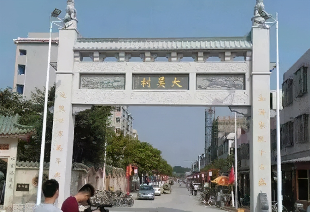 他的祖籍是广东潮汕，靠卖油漆发家，94岁时，成为新加坡首富