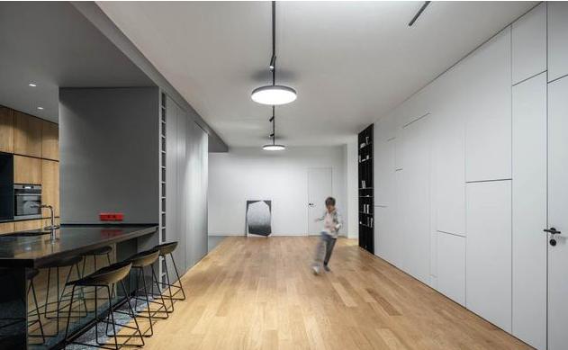 她将两套房子里头打通，客厅大到可以“踢足球”，网友：太豪气了