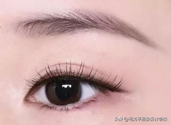 眼线一笔成型教学,眼线一画就成梯形