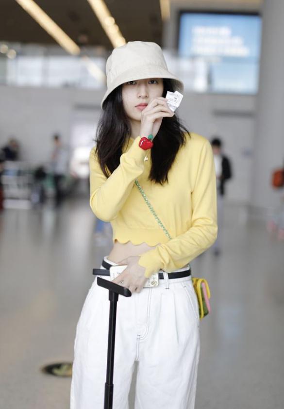 冬季穿一身白超时髦，和周雨彤学习白色服饰搭配，清纯又显白