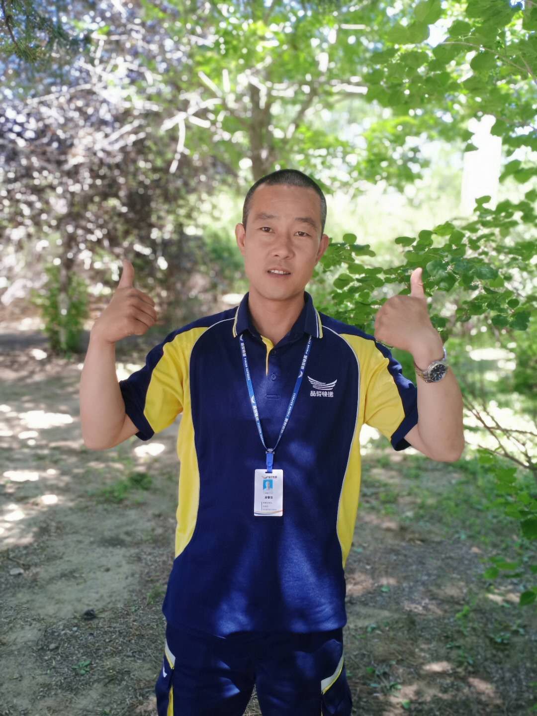 传递你的美好生活，品骏快递员风雨无阻