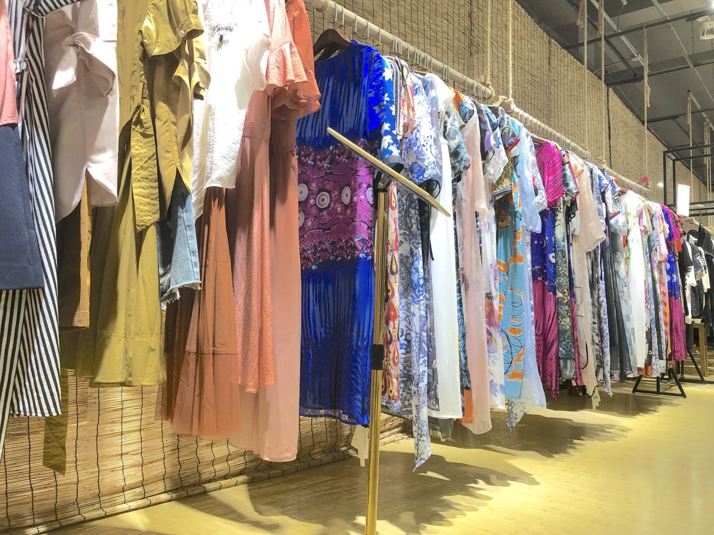 实体服装店网上进货渠道,新手怎么开始做电商进货渠道