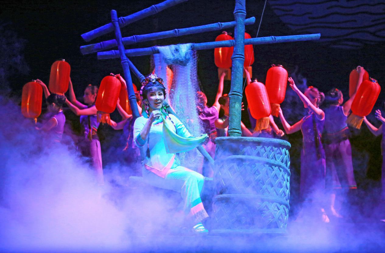 以船为家在水上生活漂泊不定,以船为家的疍家人