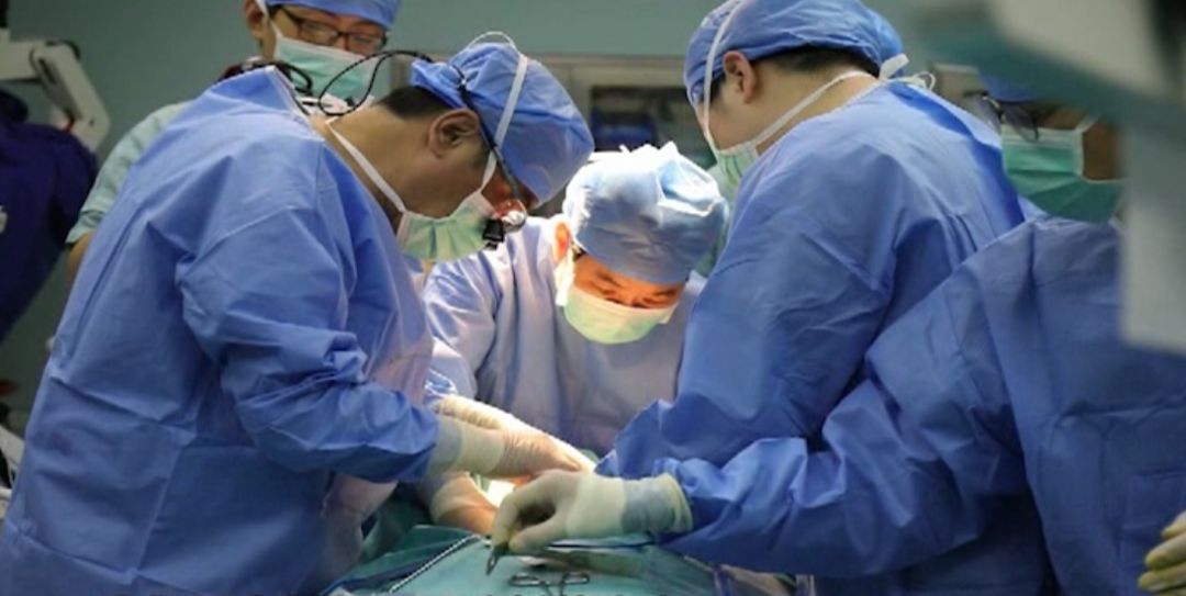 女子脸上长痘流脓,女的脸上流脓