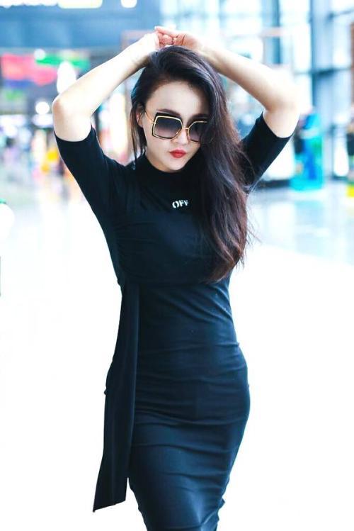 冉莹颖与两个儿子合照,冉莹颖晒与老公拥抱照