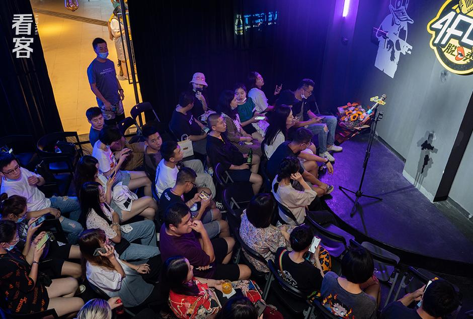 麦克风后面的人：太痛苦的时候，我们不写脱口秀