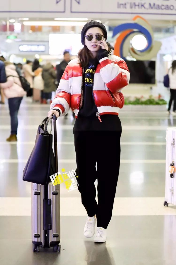 今冬流行一种减龄穿法卫衣羽绒服,卫衣款羽绒服怎样穿搭