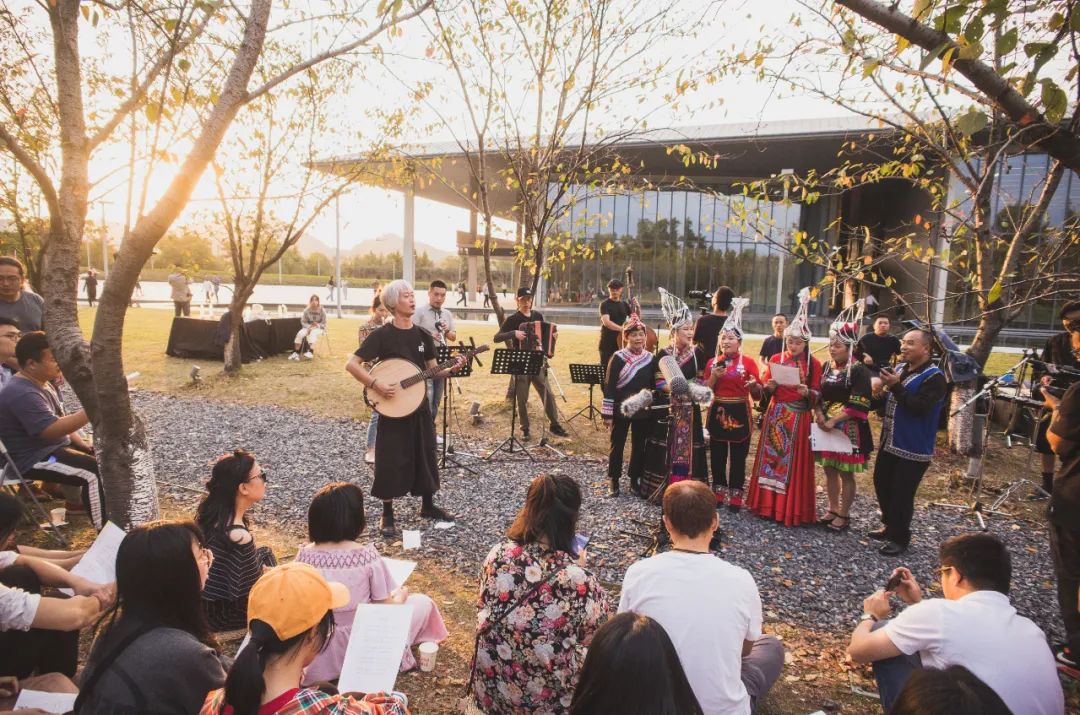 一个中年鬼才，整天逛公园，缠着大爷大妈给他唱歌