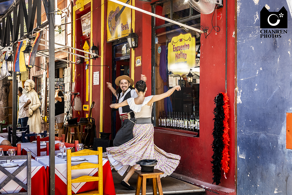 一个贩卖艺术和足球的彩色街区