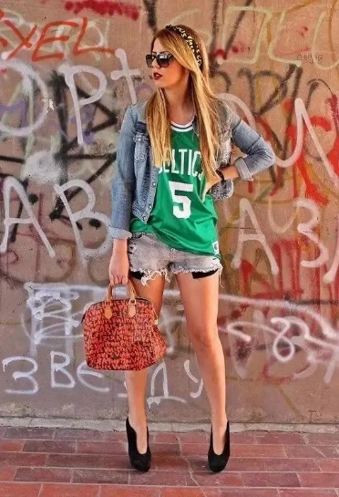 复古风格穿搭足球衣,活力款衣服