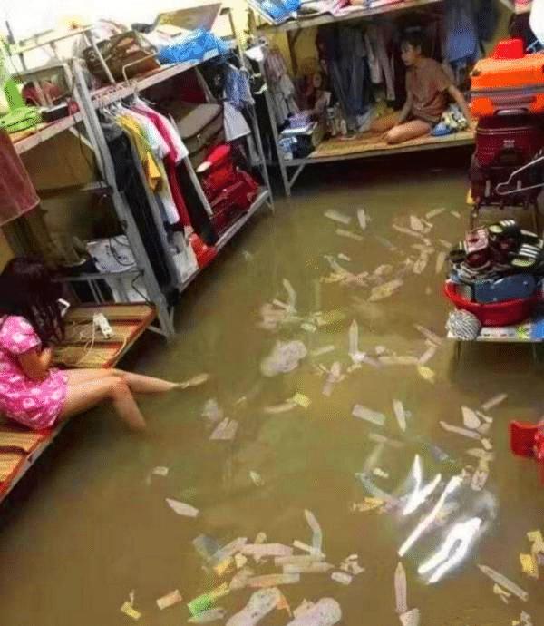 宿舍晚间玩真心话大冒险输了的现场微信撩前女友，你喜欢老子吗