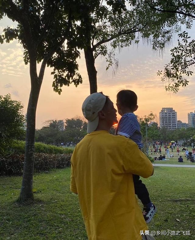 又一奶爸出现？余文乐带儿子Cody踢足球，父子同框超有爱