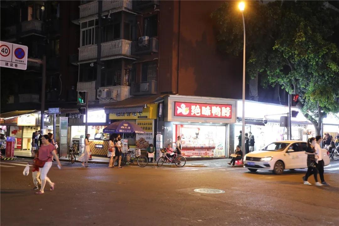 “当当......”快上车，成都的夜生活开始了