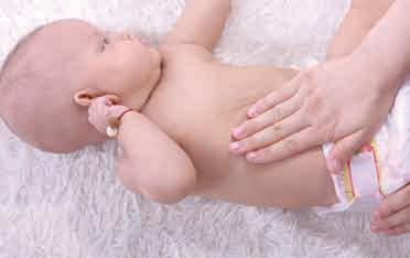 婴儿肠胀气抚触手法,婴儿肠胀气辅助操