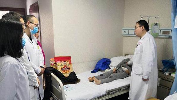 宝宝不小心打破体温计放进嘴巴,宝宝不小心把体温表水银咬碎