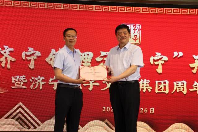 抗疫英雄受奖,抗疫英雄人物颁奖