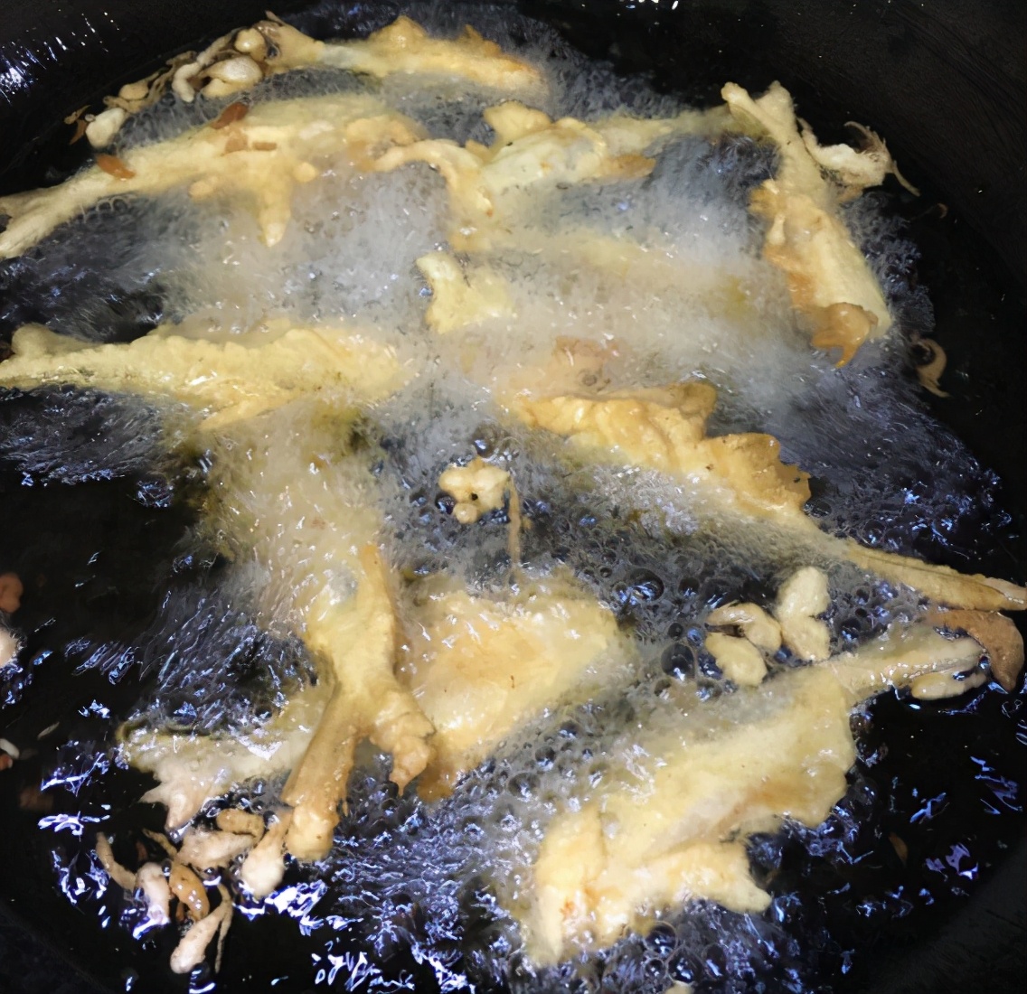 炸小鱼时,用什么挂糊很重要,学会这个方法,出锅外酥里嫩,真香