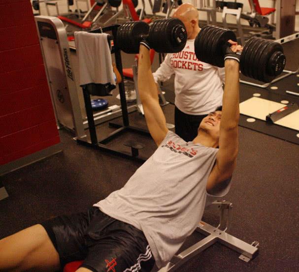 周琦60公斤卧推,周琦20公斤硬拉