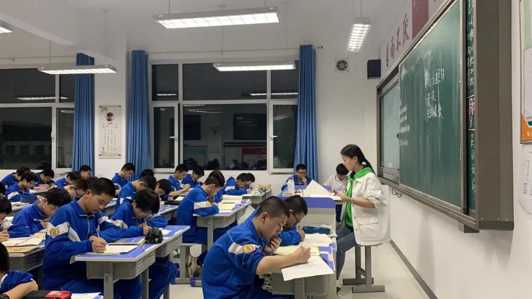 晚自习同学们在争分夺秒的学习,自习课上同学们都在埋头复习