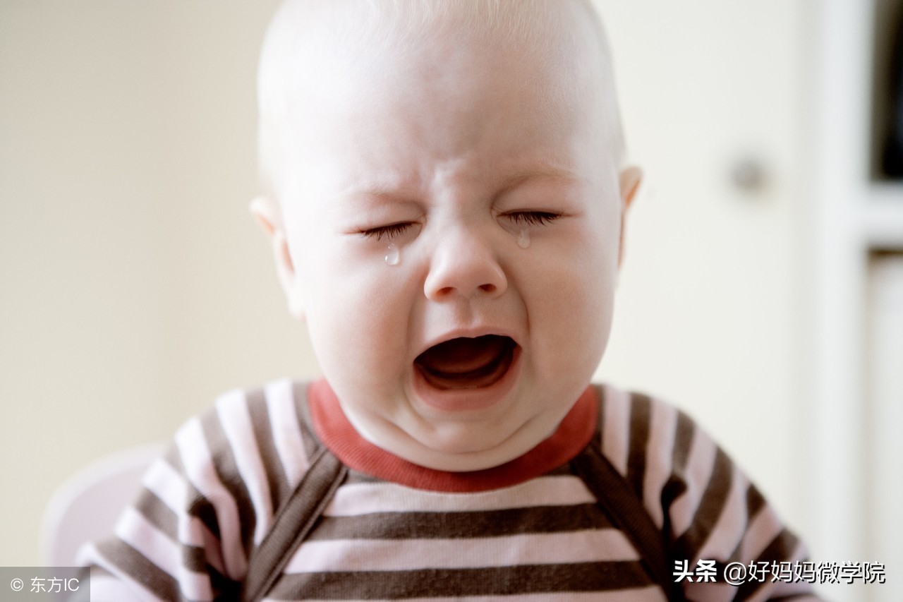 小孩脑袋磕了一下还吐是怎么回事,小孩摔倒磕到脑袋怎么判断严重不