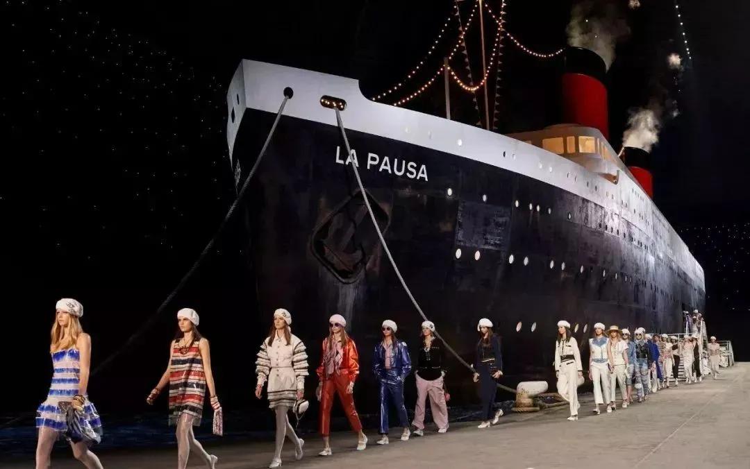 颠覆传统设计的时装秀,让你惊艳的时装秀场布置