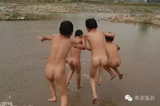 想起小时候赤身光着肚子丶露着屁股上学，想笑，又不禁脸红……