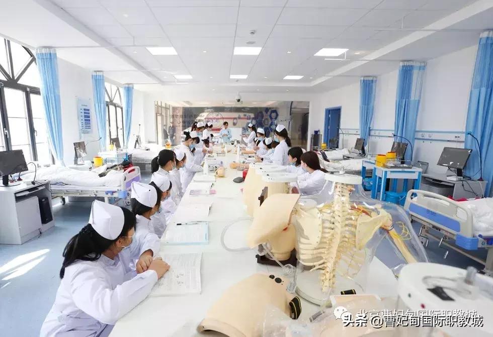 让我们走近白衣天使,走近白衣天使听听他们的心声