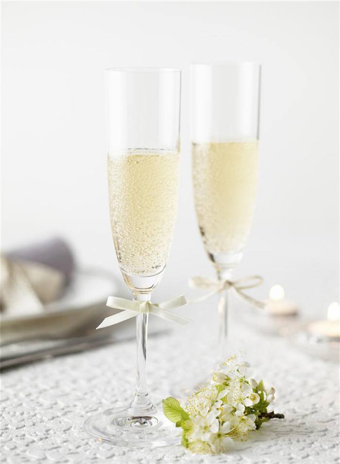 酒友圣诞节约会想玩浪漫?送花不如请她喝杯甜甜的酒