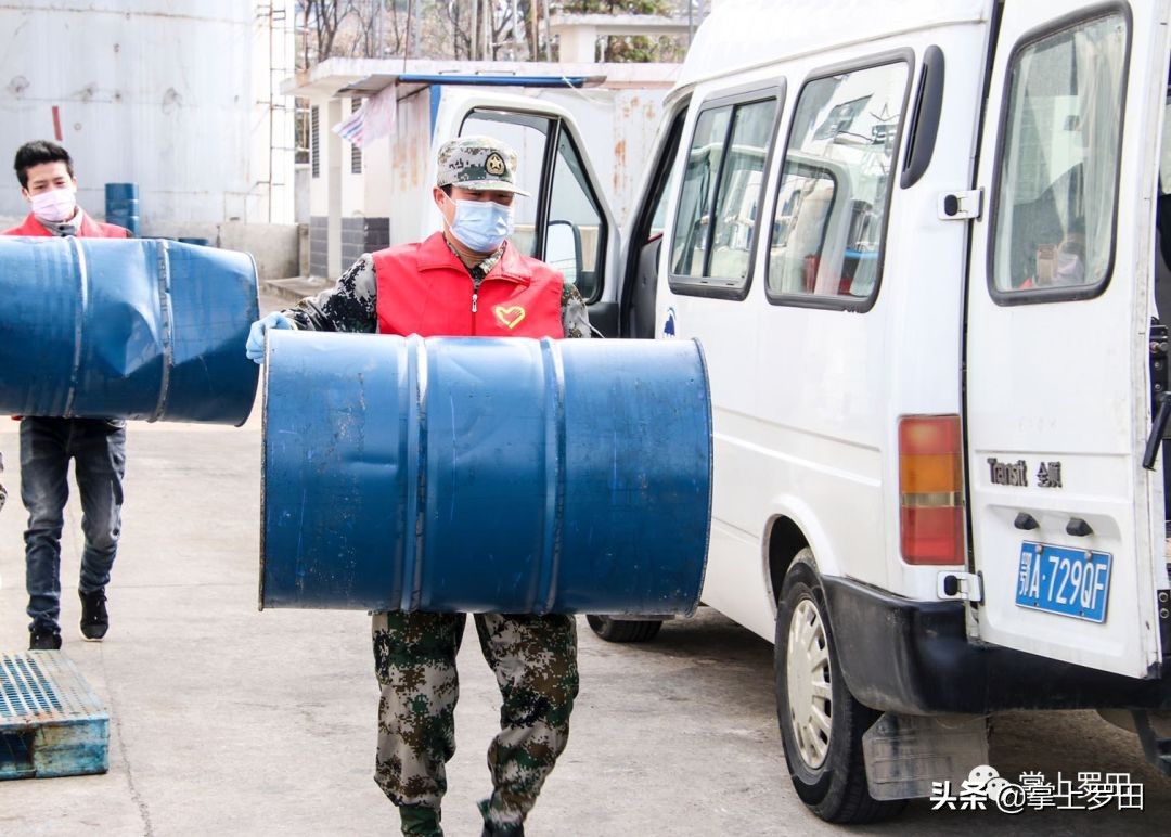 他们的付出值得铭记,他们的身影我们应该永远铭记