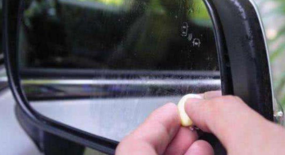 车上放一块湿抹布有什么作用,为什么老司机都喜欢车里放湿抹布