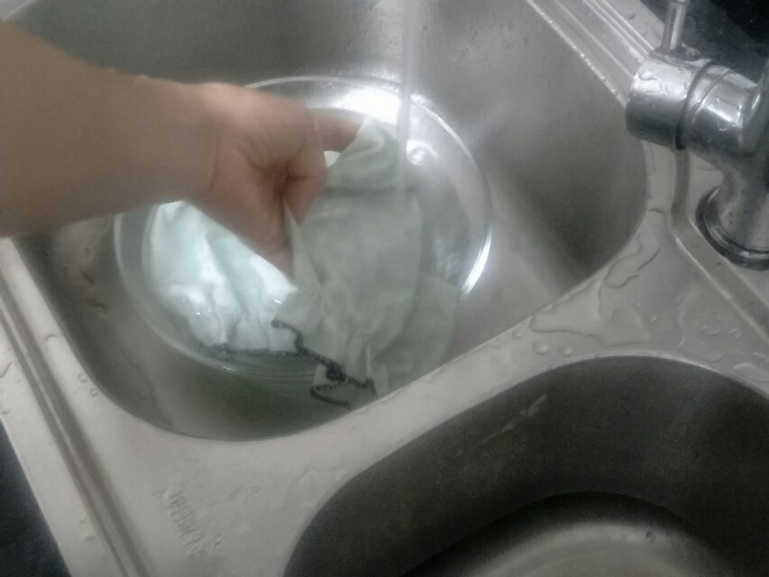 衣服上的油点子用什么方法可洗掉,衣服上的油点子用什么能洗掉