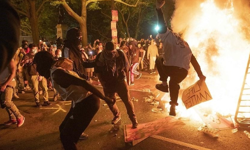 缇庡浗璀﹀療閿佸枆鐧戒汉,鐧戒汉璀﹀療閿佸枆