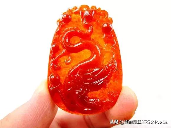 奇葩土豪竟把翡翠丢进火炉烧,烧出后色彩却十分鲜艳漂亮