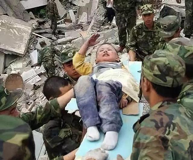 还记得汶川地震中十二岁小女孩吗,汶川地震中敬军礼的小男孩现况