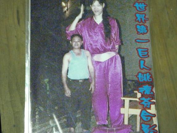 中国第一女巨人22岁2米42,世界第一巨人女人