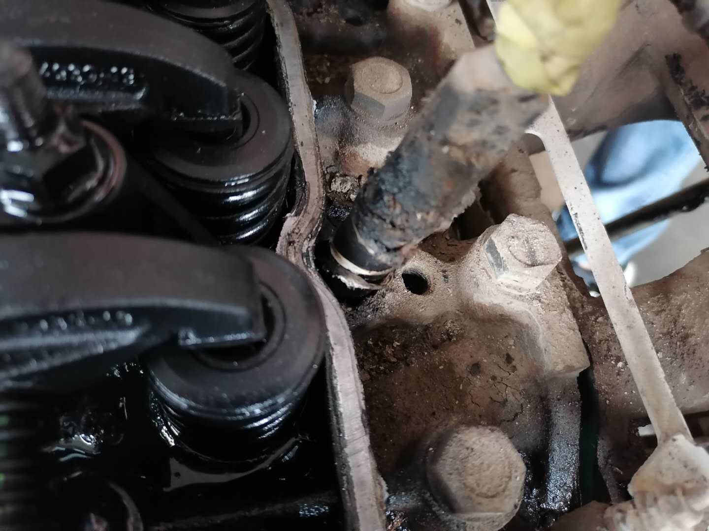 才跑4万公里货车烧机油怎么回事,发动机烧机油活塞发黑