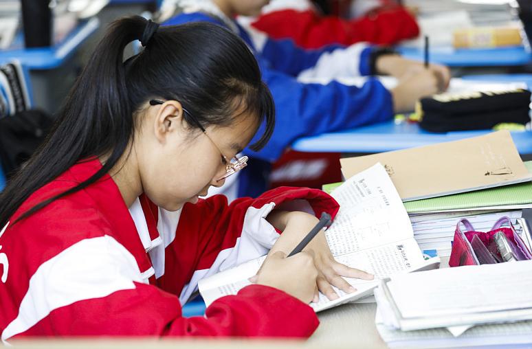 初中学习成绩跟不上，往往是基础知识掌握不牢，学生可要抓住重点