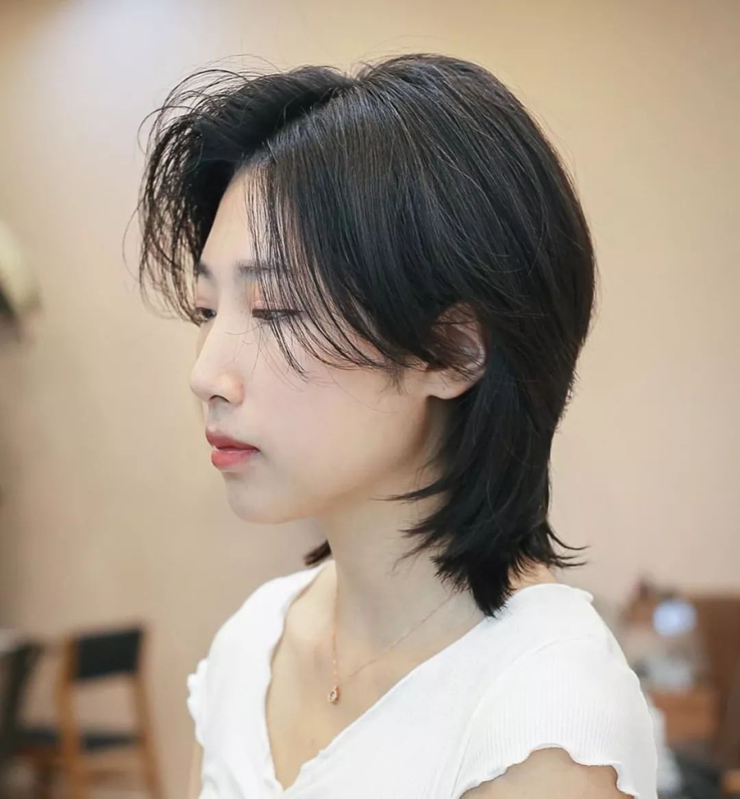 燕尾个性有型的短发,女士短发燕尾造型色彩搭配