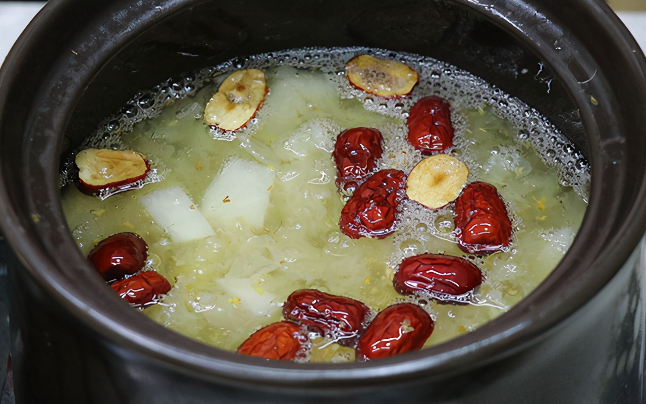 秋天银耳汤教程,秋天银耳雪梨羹的做法