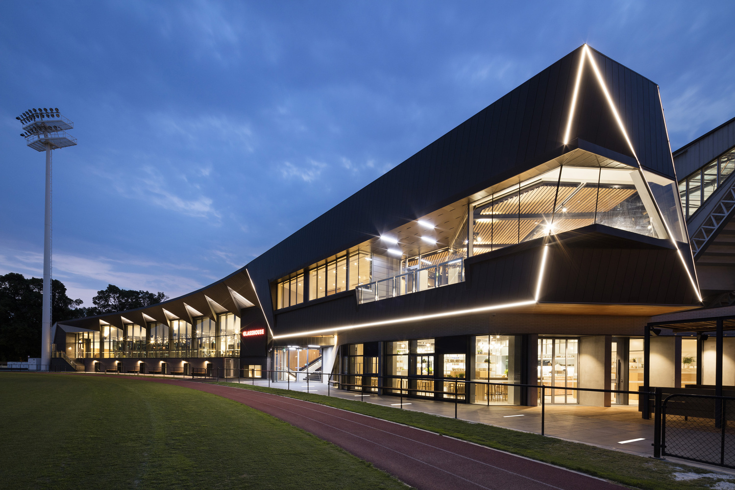 婢冲ぇ鍒╀簹glasshouse,婢冲ぇ鍒╀簹绀惧尯涓績