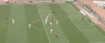 众志成城！韩轩血染沙场西北狼一球胜*疆新**3万球迷造魔鬼主场