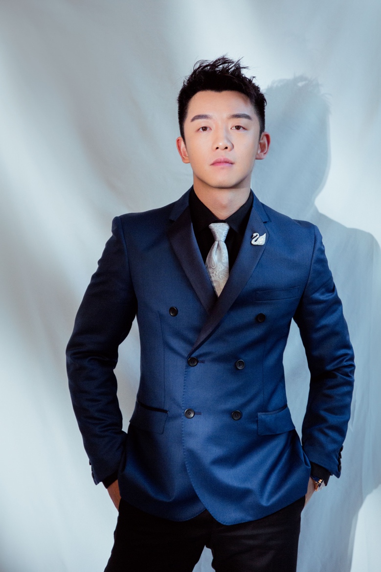 郑恺跨年演唱会牵手,众星亮相上海国际电影节红毯郑恺