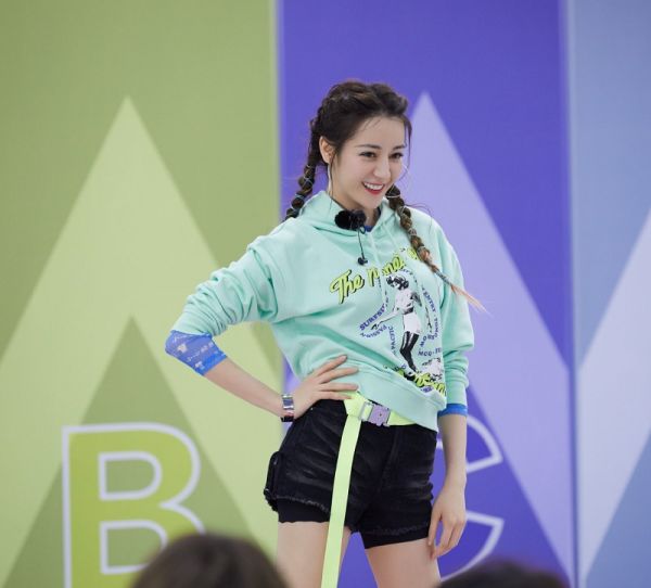 吴宣仪穿短裤有穿安全裤吗,吴宣仪机场无痕裤